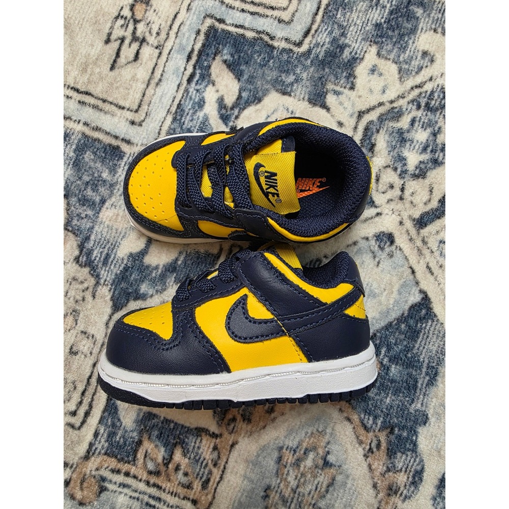 NWOT Nike Infant Unisex 4C University of Michigan Dunk Low Sneakers